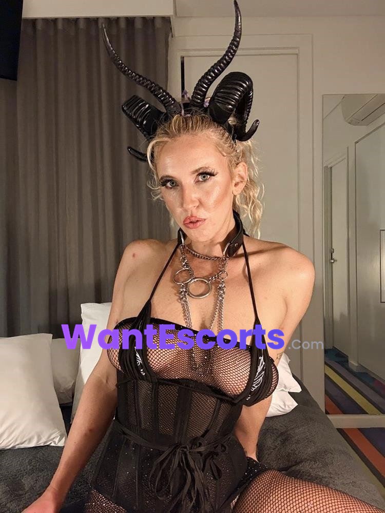 Breeana Beautiful  Touring escort  Melbourne  party girl  horny blonde Aussie , independent escort in Melbourne VIC