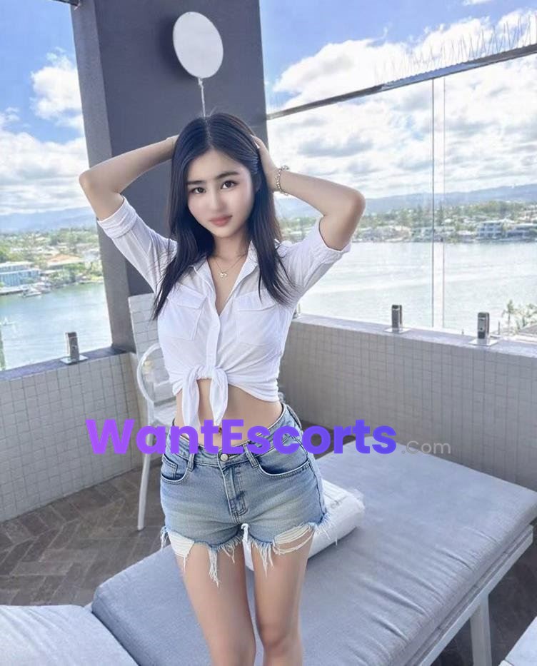 vip diamond service Japanese 20 years old, independent escort in Gold Coast QLD