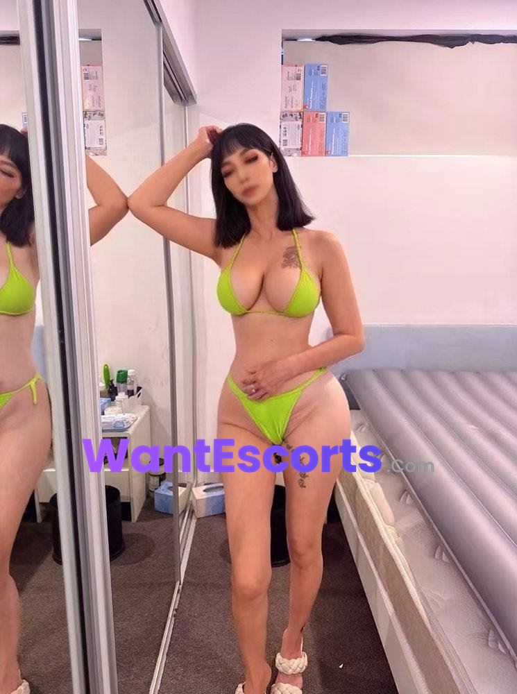 I am mature  anal Queen nuru wet with waterpove bed, independent escort in Gold Coast QLD