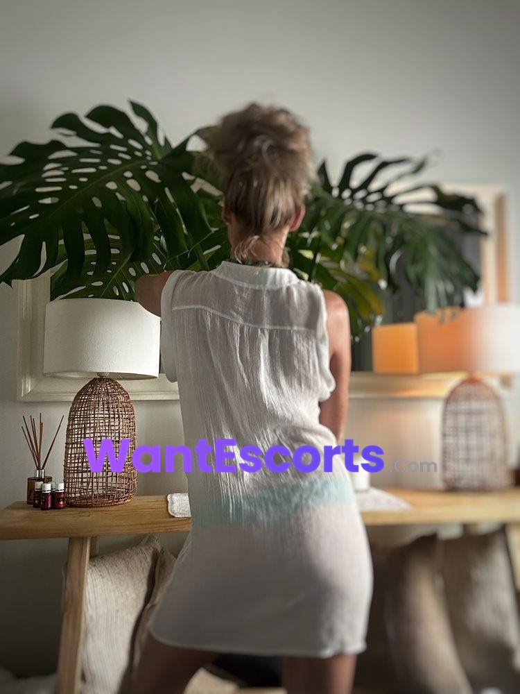 Elizabeth, independent escort in West End QLD